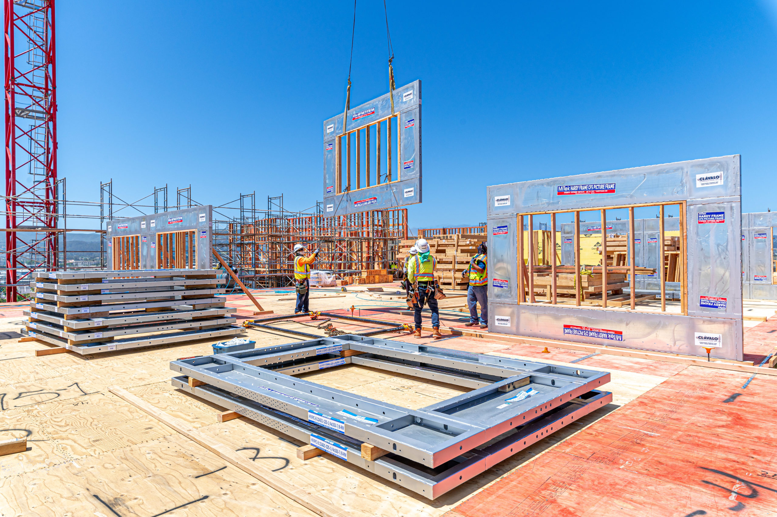 Design Make Build Prefabrication - Une équipe met en place un panneau mural préfabriqué.