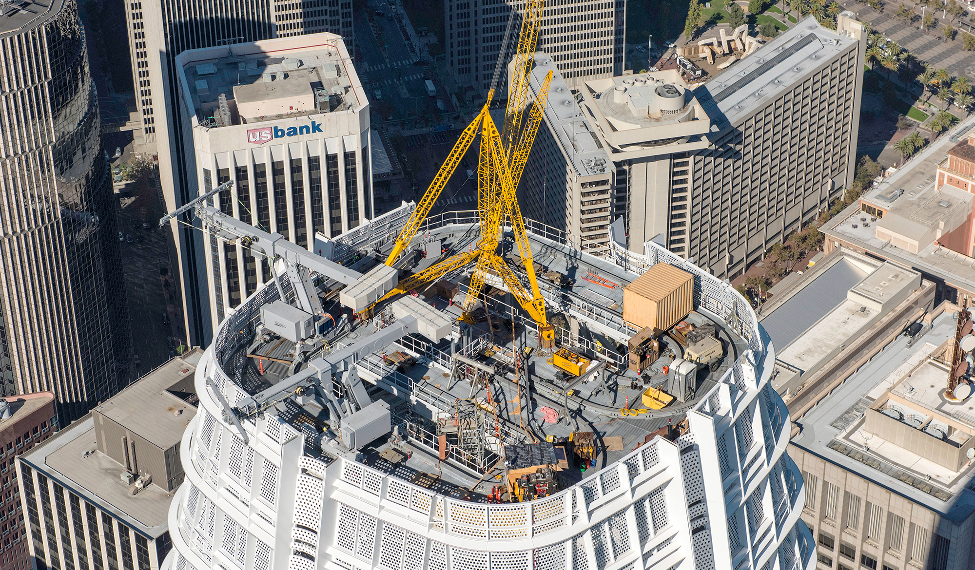 Branża budowlana obsługiwana przez MiTek - Ujęcie wieży Salesforce z dźwigiem budowlanym