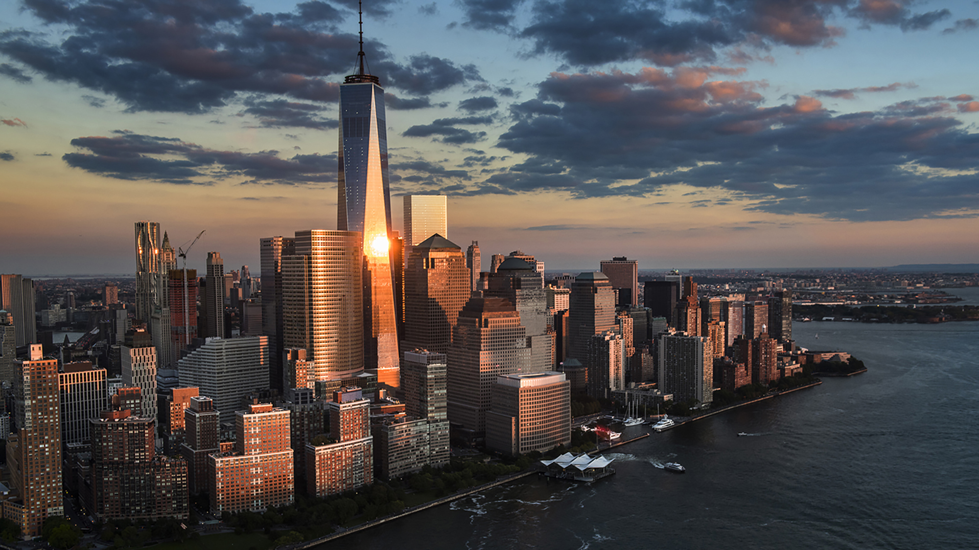 MiTek für die Bauindustrie - Luftaufnahme von New York City in der Abenddämmerung mit Freedom Tower und Benson Curtain Wall