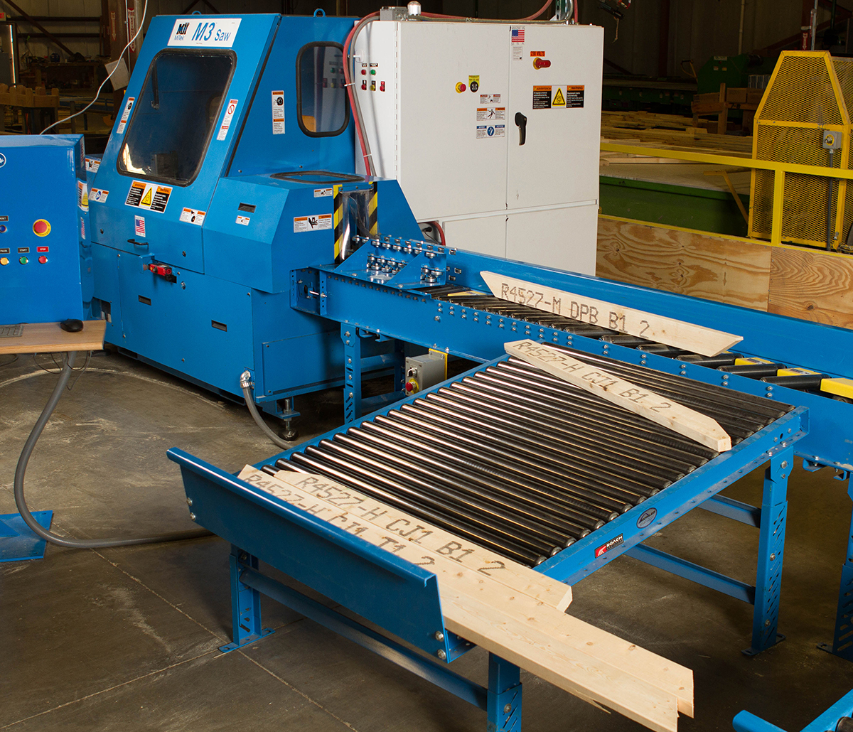 MiTek Blade Screwed Conveyor Automated Solutions - Blew Skruvtransportör i lagerlokal