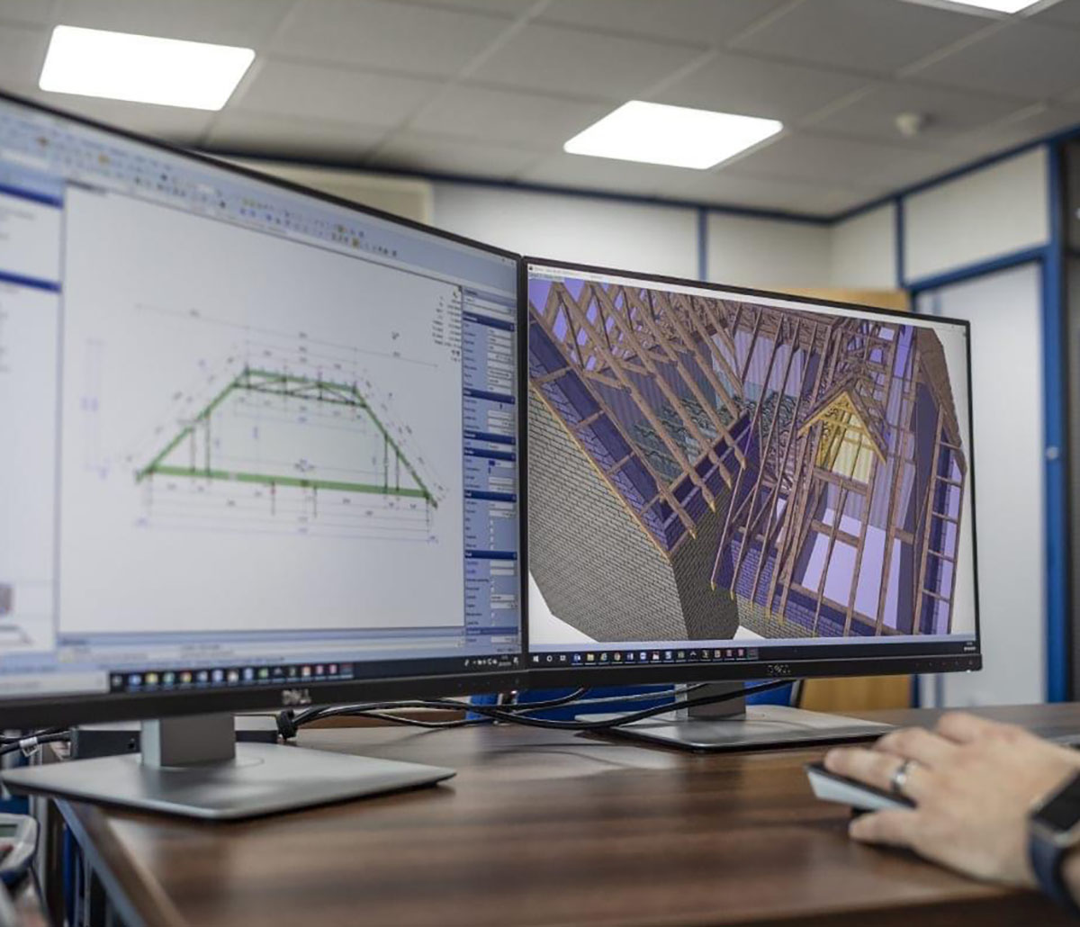 MiTek Prefabrication Component Design Services - Person, die am Schreibtisch mit einem Computer sitzt und an einer Design-Software arbeitet