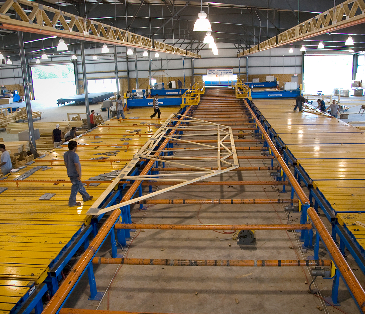 MiTek Stand Alone Conveyor Automated Solutions - Team arbeitet an Stand Alone Conveyor