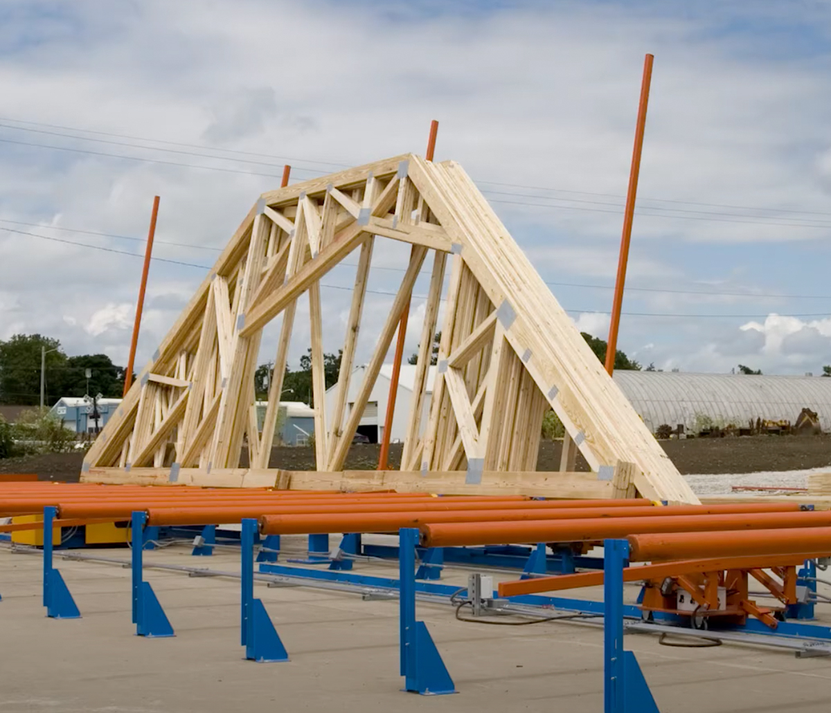 MiTek Peak Up Stacker Automated Solutions - Kratownice Peak układane w stosy